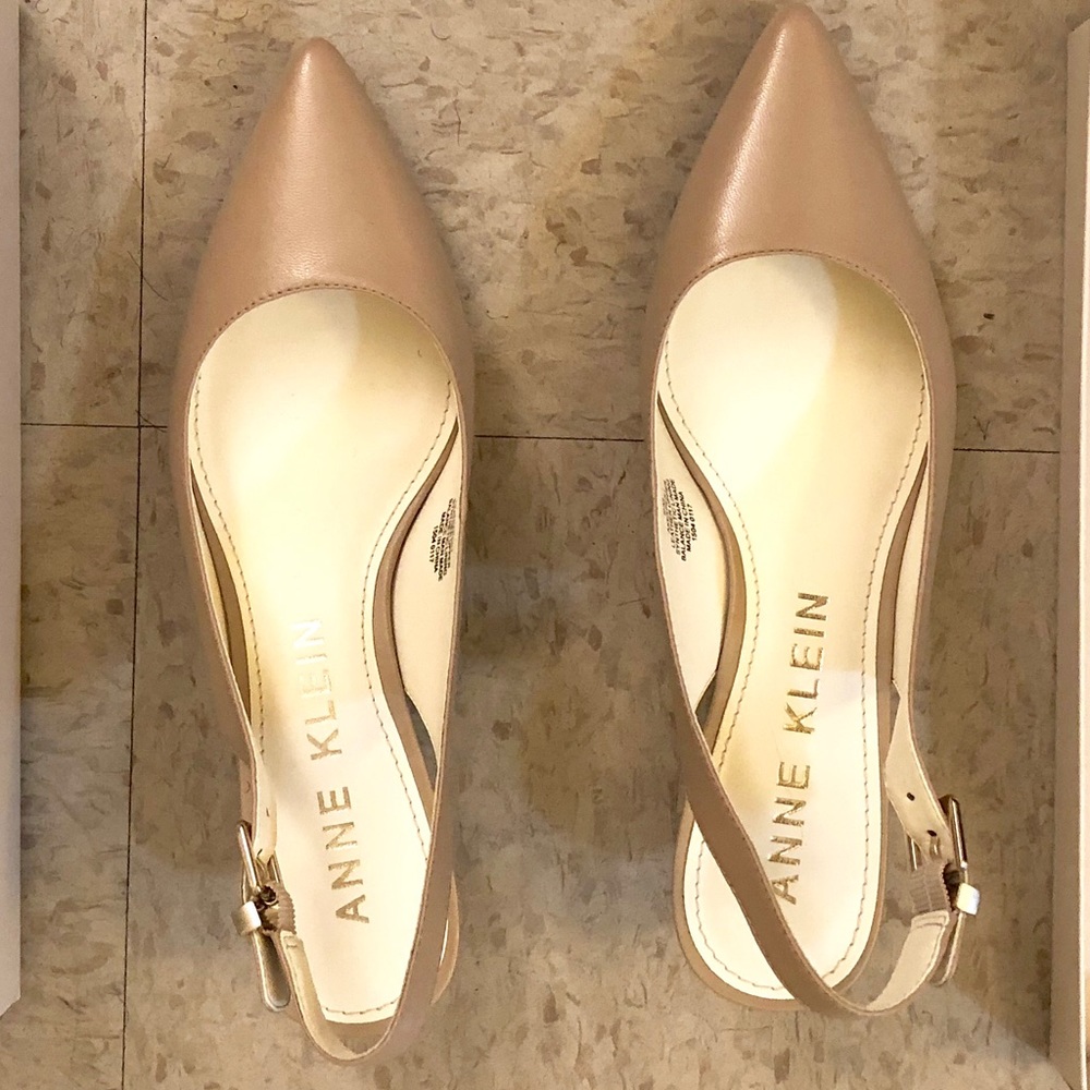 NUDE Anne Klein Expert Kitten heel pumps